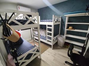 Apto 11 - Bloco F - Lindo, moderno, 100m praia, Ubatuba, Toninhas, Condominio Wembley Tenis com piscinas, quadras, churrasqueiras, parquinho, campo, ideal para crianças e adultos