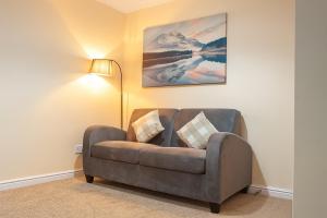 Manchester Stay Hub - 2BR with Free Parking, Near Airport & Attractions