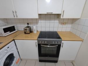 Stunning 1 Bed Spacious Flat with Private Parking!