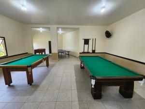 Apto 11 - Bloco F - Lindo, moderno, 100m praia, Ubatuba, Toninhas, Condominio Wembley Tenis com piscinas, quadras, churrasqueiras, parquinho, campo, ideal para crianças e adultos