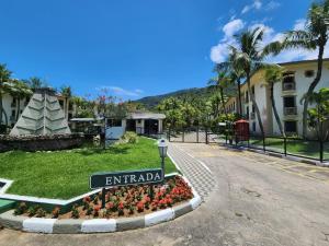 Apto 11 - Bloco F - Lindo, moderno, 100m praia, Ubatuba, Toninhas, Condominio Wembley Tenis com piscinas, quadras, churrasqueiras, parquinho, campo, ideal para crianças e adultos