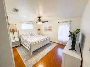 Cozy Cottage private back yard and free coffee