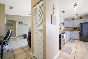 Cozy Cottage private back yard and free coffee