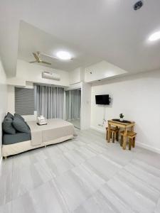 Charming 1BR condo unit Across US Embassy