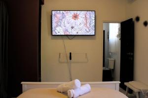 Cozy Boho RetreatKing1GCentralSmrtTVsLushBeds