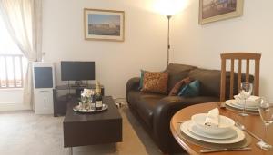 De-Vollard, Cornish Cottage, Lovely Village