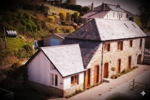 De-Vollard, Cornish Cottage, Lovely Village