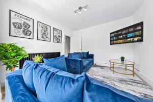 Luxe Playhouse - 3 bedrooms - sleep 7 - Free Parking - Pool Table - 50" TV - Great Location!