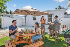 Minutes to Beach Dog Friendly BBQ Patio