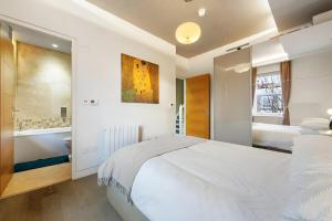 Spacious 3 bed, 3 bath in Central London