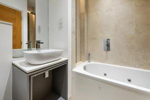 Spacious 3 bed, 3 bath in Central London