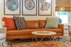 Steps Away Cottage - Hot Tub Fire Pit Downtown Family Friendly