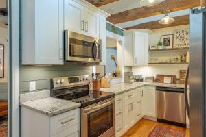 Steps Away Cottage - Hot Tub Fire Pit Downtown Family Friendly