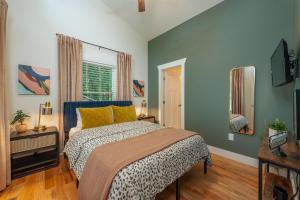 Steps Away Cottage - Hot Tub Fire Pit Downtown Family Friendly