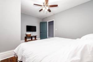 Home 4 King Beds - Large Garage by StayStLouis