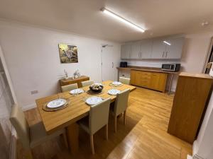 Large 5BR House with FREE Parking and WiFi plus Garden in Basildon, Essex