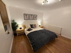 Large 5BR House with FREE Parking and WiFi plus Garden in Basildon, Essex