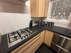 Large 5BR House with FREE Parking and WiFi plus Garden in Basildon, Essex