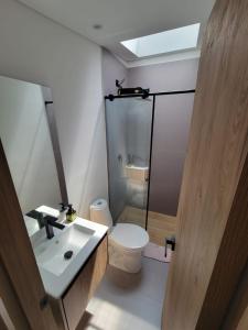 Excelente habitación cerca parque Simon Bolivar, Embajada y Movistar3