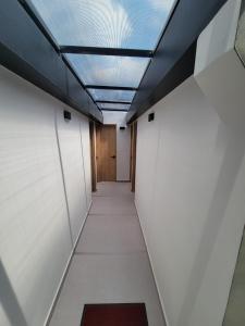 Excelente habitación cerca parque Simon Bolivar, Embajada y Movistar3