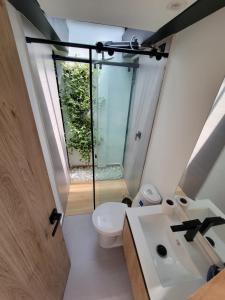 Excelente habitación cerca parque Simon Bolivar, Embajada y Movistar3