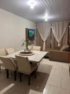 Casa com três quartos, piscina e área Gourmet