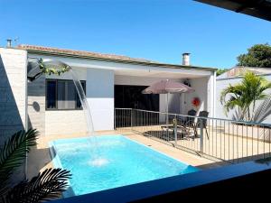 Casa com grade na piscina,ideal para familia com crianças