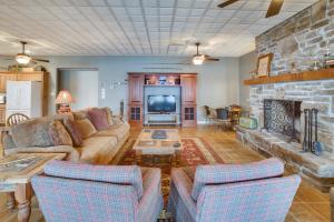 Waters Edge Home on Shore of Beaver Lake!