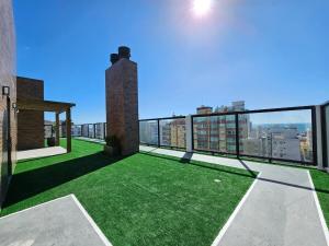 Apto decorado com 2 quartos e piscina no rooftop