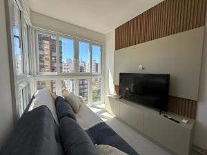 Apto decorado com 2 quartos e piscina no rooftop