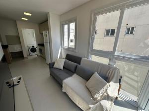 Apto decorado com 2 quartos e piscina no rooftop