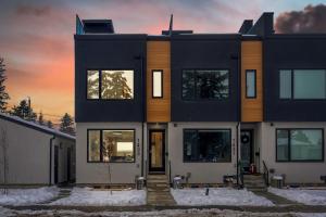 Shaganappi 2BR with private Baths, Walk to CTrain, Garage Parking, Full Kitchen