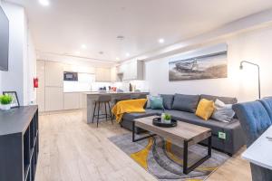 Modern 3 Bed House near Stratford & Excel - Sleeps 8 Guests