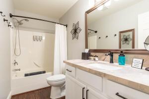 CLEANEST Home with 3 Queen Beds, Private Yard, Activities