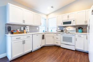 CLEANEST Home with 3 Queen Beds, Private Yard, Activities