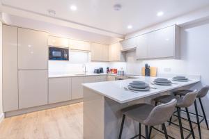 Modern 3 Bed House near Stratford & Excel - Sleeps 8 Guests