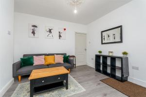 Entire Nuneaton House Next to the Station