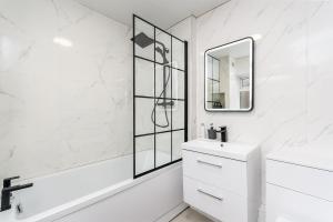 Entire Nuneaton House Next to the Station