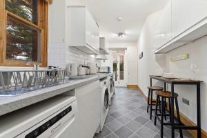 Maida Vale Apartment Sleeps 8 2 Min Walk from Maida Vale Station Weekend Parking Shared Garden