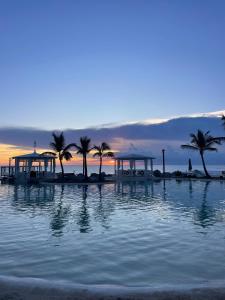 Sunset Paradise Tracadero Apartment Sea pools access Private Garden WorkSpace