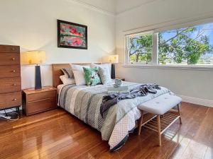 Kirribilli Gem - Retro Chic Spacious 2BR with Secure Garage