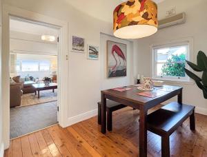 Kirribilli Gem - Retro Chic Spacious 2BR with Secure Garage