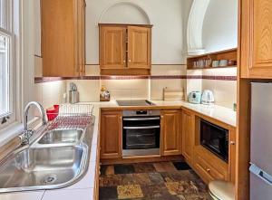 Kirribilli Gem - Retro Chic Spacious 2BR with Secure Garage