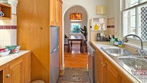 Kirribilli Gem - Retro Chic Spacious 2BR with Secure Garage