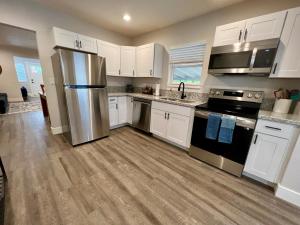 #717 Charming 4 Bed Mid-Town Retreat