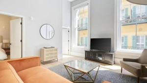 2 Units Steps to the French Quarter Bourbon St The Harlequin by AvantStay