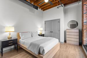 Brick & Bed Riverfront Lofts, T 202