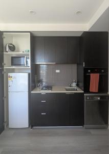 South Yarra Studio - Free Parking, Gym & Balcony Views