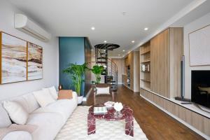 The Halo Port Melbourne Bay and City Views