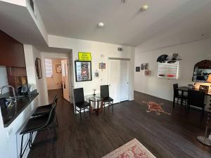 Cozy Santa Monica Condo Walk to Beach & Promenade